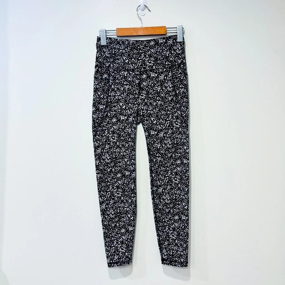 OLD NAVY  Black & white pattern 3/4 Powersoft leggings - Picture 2 of 6